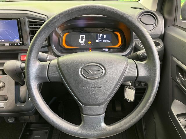 �C���e���A�ɍ��킹���f�U�C���̃X�e�A�����O�́A�^�]�������̂��Ƃ��l���A�^�]���₷���`��A�傫���ł��B�����x�A���ۂɐG���Ă��m���߂��������B