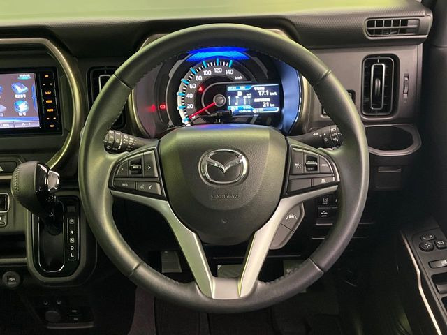 �C���e���A�ɍ��킹���f�U�C���̃X�e�A�����O�́A�^�]�������̂��Ƃ��l���A�^�]���₷���`��A�傫���ł��B�����x�A���ۂɐG���Ă��m���߂��������B