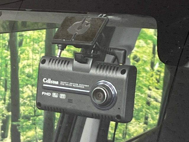 【ドライブレコーダー】安心・安全なカーライフに必須のドライブレコーダーを装備!走行中はもちろん、あおり運転や事故に遭遇した際の状況も映像で記録し、万一のリスクに備えます。