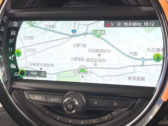 ●純正ナビ:一体感のあるナビは、高級感ある車内を演出してくれます。Bluetooth再生などオーディオ機能も充実しておりますので、運転もより楽しめます♪