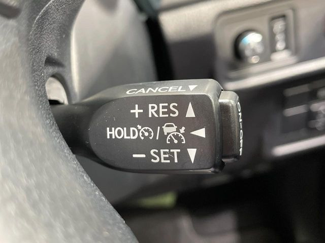 【レーダークルーズコントロール】高速道路での長距離走行が楽に!!自動で速度を保つクルーズコントロールが、衝突軽減システムと連携し、前方の車両を感知して車間を保つように速度調節してくれます!!