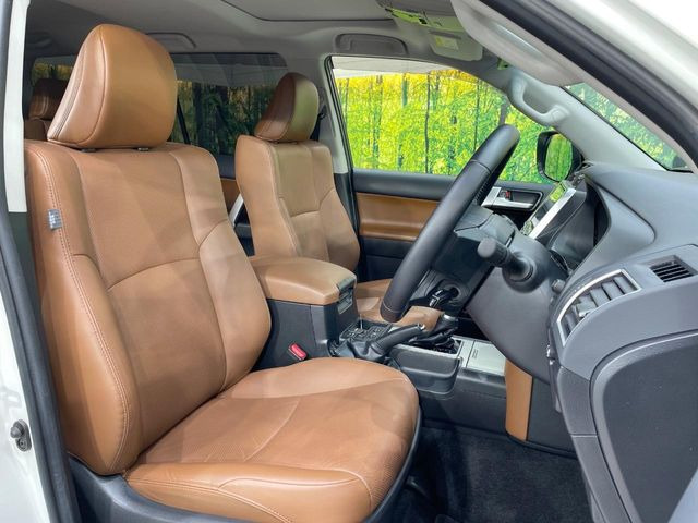 運転席シート廻りは使用感も少なく、良好な状態となっています。前オーナー様が丁寧に使っていたことがよくわかりますね。
