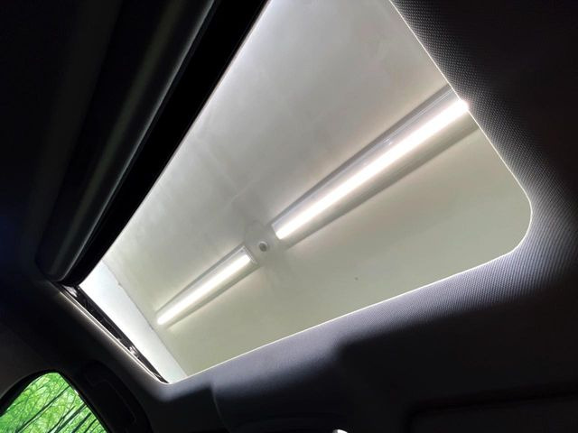 【サンルーフ】開放感たっぷりの希少装備、サンルーフが装着されています!車内に明かりを取り入れたり景色を楽しむ以外にも、車内の空気も簡単に換気できて快適です!