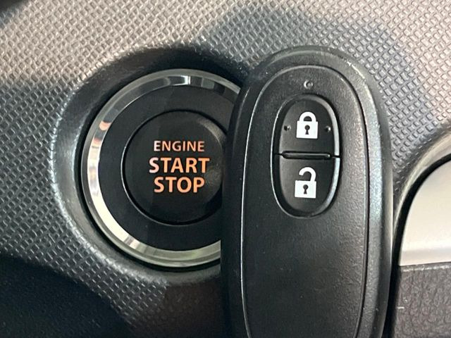 【キーレススタートシステム】カバンやポケットに入れたままでもドアの施錠・解錠が可能なスマートキーを装備。エンジンのオン・オフ時もカギを取り出す必要が無いからとっても便利です♪