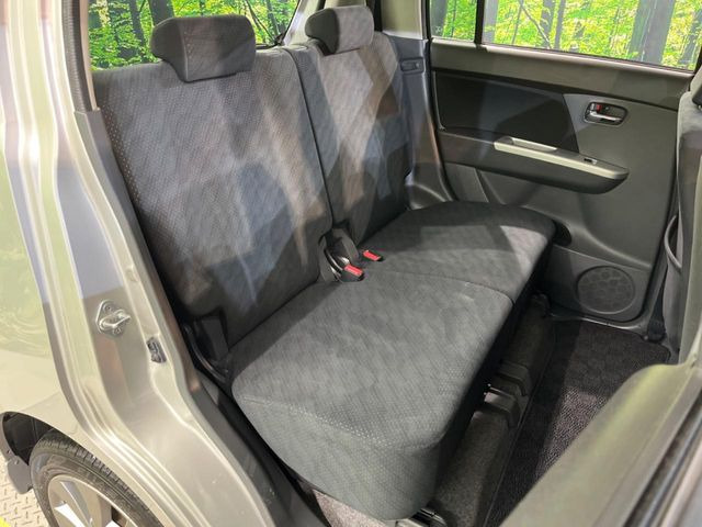 後部座席も気になるようなキズ・汚れやへたり等、大きなダメージはなく、良好な状態です。