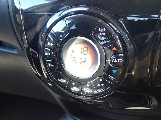 オートエアコン装備。温度設定が出来て、室内快適ですよ。
