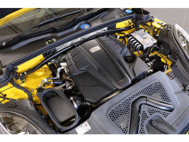 2.9L V�^6�C��DOHC�c�C���^�[�{�A440ps/56.1kgm�A�S��&times;�S��&times;�S��mm 4726&times;1927&times;1596mm�A�ԗ��d�� 2035kg