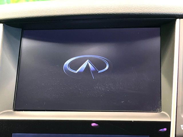 【メーカー純正ナビ】インテリアに溶け込むスタイリッシュな「専用設計」メーカーナビを装備♪視認性や操作性など基本性能にも優れ、より上質なカーライフをお楽しみいただけます。