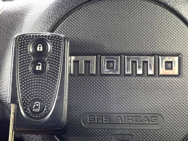 【キーフリーシステム】カバンやポケットに入れたままでもドアの施錠・解錠が可能なスマートキーを装備。エンジンのオン・オフ時もカギを取り出す必要が無いからとっても便利です♪