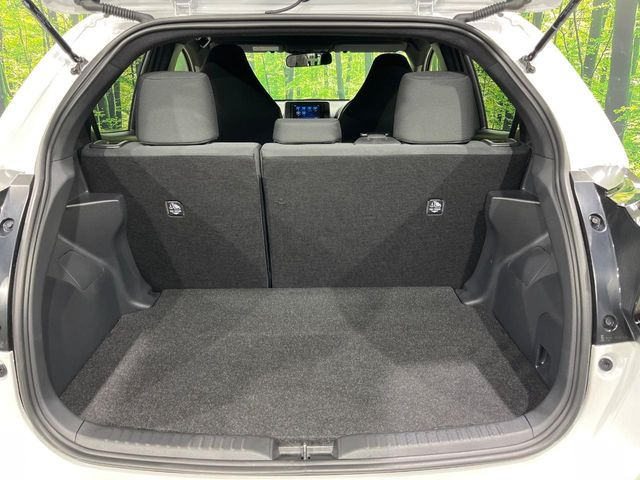 ���i�̂���������ʋ΁A���}���ɏ\���ȉ׎��X�y�[�X���m�ۂ��Ă���܂��B�Z�J���h�V�[�g��|���ƁA�傫�ȉו��̐ύڂ��\�ł���