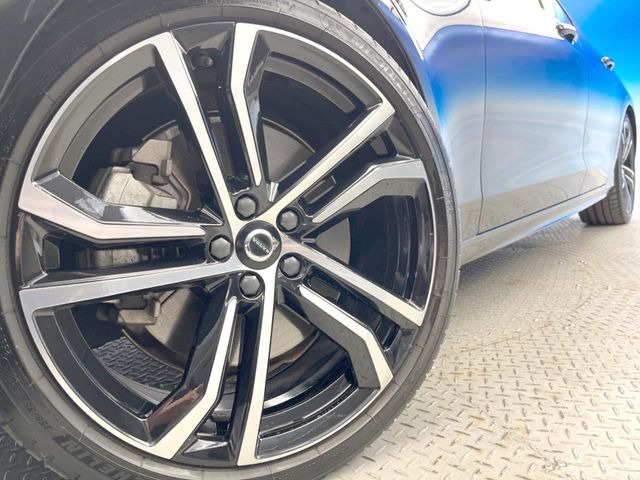 ●純正20インチアルミホイール:輸入車ならではの卓越した走りを支えるホイールと足回りです!日本車の走りに慣れている方にもぜひ体感して頂きたいほど、高いレベルでまとまっています!