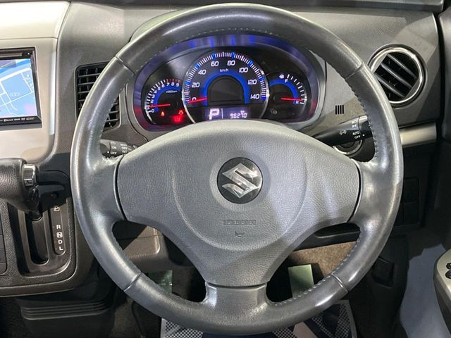 インテリアに合わせたデザインのステアリングは、運転される方のことも考え、運転しやすい形状、大きさです。是非一度、実際に触ってお確かめください。