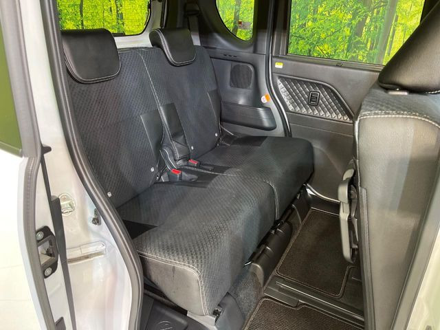 後部座席も気になるようなキズ・汚れやへたり等、大きなダメージはなく、良好な状態です。