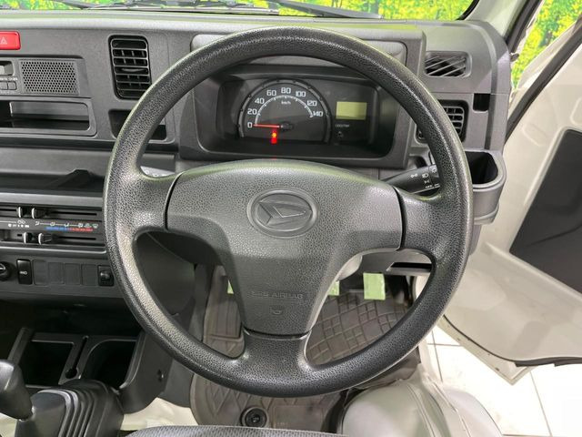 インテリアに合わせたデザインのステアリングは、運転される方のことも考え、運転しやすい形状、大きさです。是非一度、実際に触ってお確かめください。