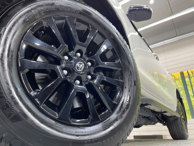 【純正18インチアルミホイール】デザイン性の高い純正アルミホイールを装着しております。各種社外アルミホイールや、スタッドレスタイヤも取扱いしております。是非ご相談ください♪