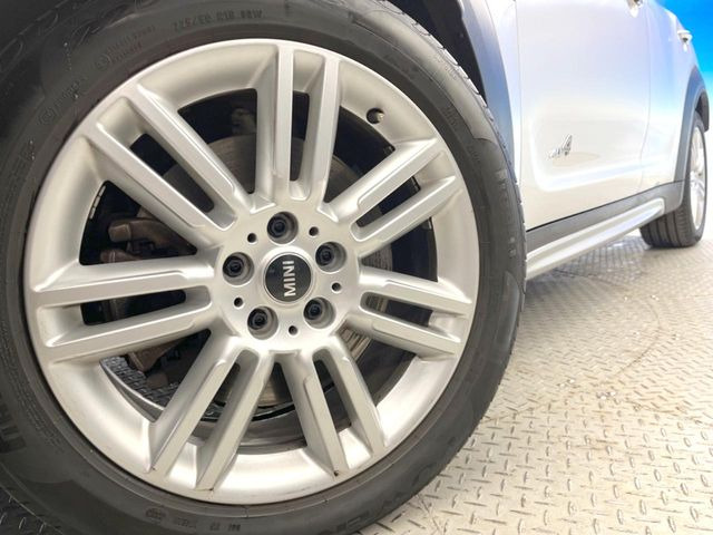 ●純正18インチアルミホイール:輸入車ならではの卓越した走りを支えるホイールと足回りです!日本車の走りに慣れている方にもぜひ体感して頂きたいほど、高いレベルでまとまっています!