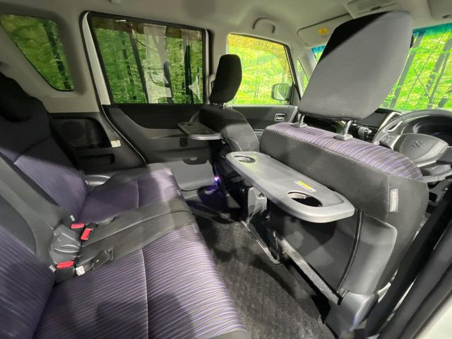 【セカンドシートテーブル】ドリンクを置いたりお菓子を置いたり…ロングドライブ時、後席にお乗りの方がゆったり快適にお過ごしいただける気配り要素が充実しております♪