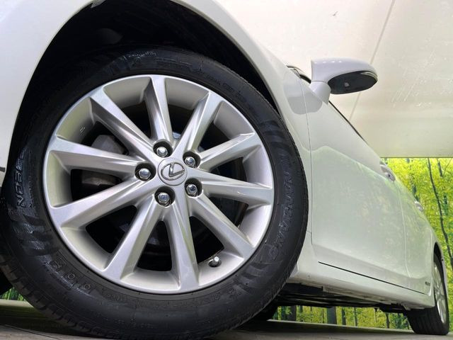 【純正アルミホイール】外観にマッチした純正アルミホイールを装着しております。各種社外アルミホイールや、スタッドレスタイヤも取扱いしております。是非ご相談ください♪