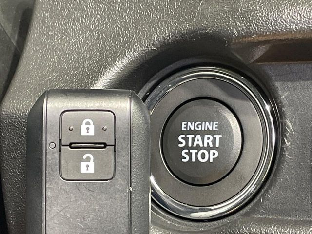【キーレススタートシステム】カバンやポケットに入れたままでもドアの施錠・解錠が可能なスマートキーを装備。エンジンのオン・オフ時もカギを取り出す必要が無いからとっても便利です♪
