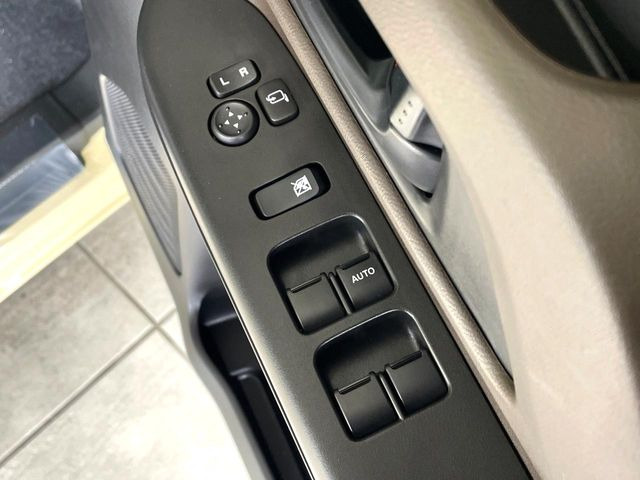 �y�d���i�[�~���[�z�T�C�h�~���[�͓d���i�[���ƂȂ��Ă���A�������ԏ�ł��L�Y�������X�N��}�����܂��B