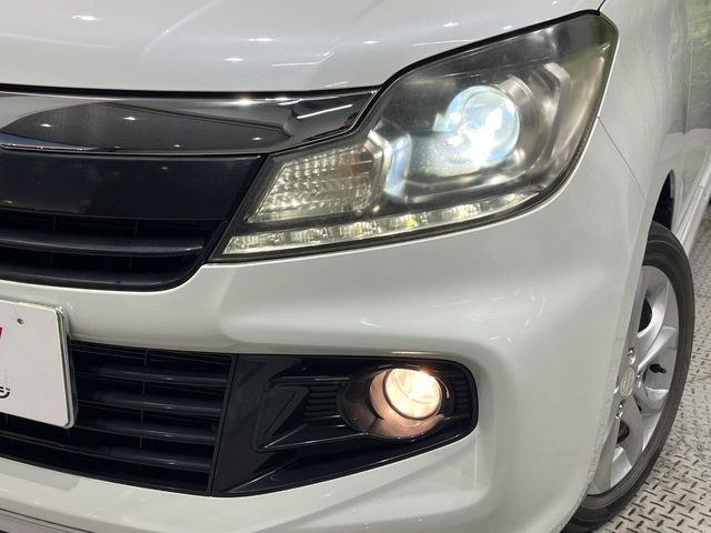 【HIDヘッドライト】非常に明るく前方を照らしてくれるので、悪天候や夜間の走行時も視界良好で安心してお乗りいただけます。