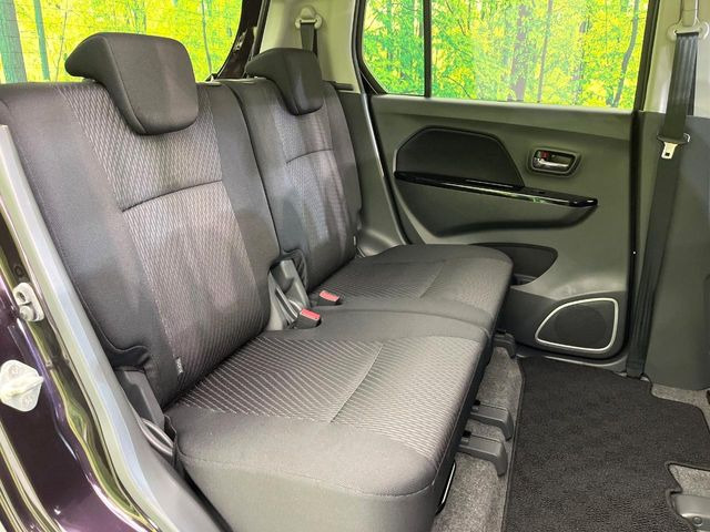 後部座席も気になるようなキズ・汚れやへたり等、大きなダメージはなく、良好な状態です。