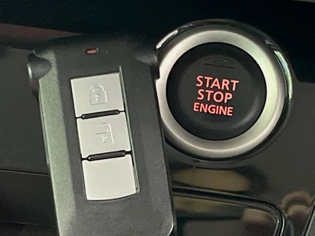 【インテリジェントキー】カバンやポケットに入れたままでもドアの施錠・解錠が可能なスマートキーを装備。エンジンのオン・オフ時もカギを取り出す必要が無いからとっても便利です♪