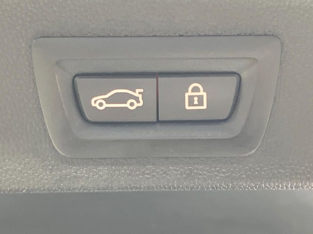 ●電動リアゲート:ワンタッチでリアゲートの開閉ができ、荷物などで両手が塞がっている状態でも簡単に開閉ができる便利機能です。