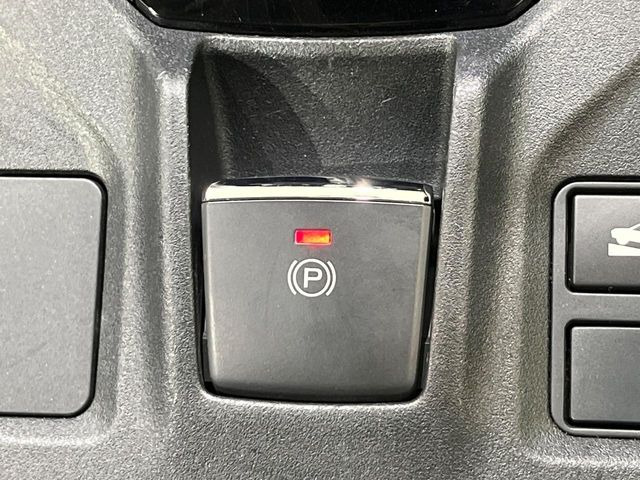 【電動パーキングブレーキ】パーキングブレーキは便利な電動式!ボタン一つで操作でき、アクセルを踏めば自動で解除されます♪レバーやペダルが無いので運転席廻りもすっきりしますね♪