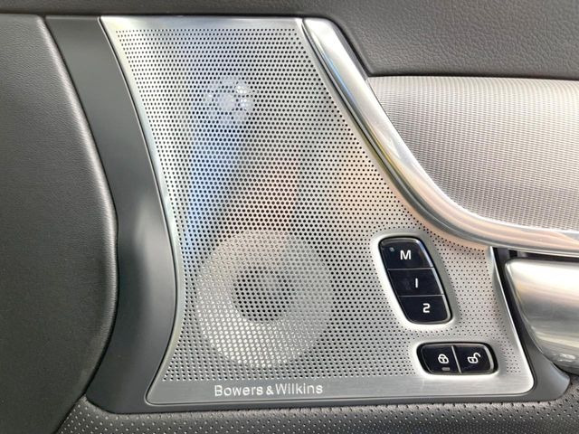 ●Bowers&Wilkinsサウンドシステム:高いインテリア性が特徴のプレミアムサウンドシステムを装備しており、高品質かつ臨場感のある音楽を車内でお楽しみいただけます。