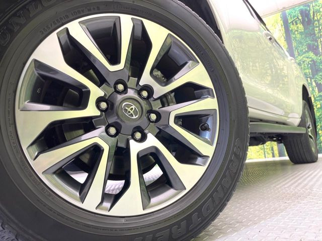 【純正オプション19インチアルミホイール】純正オプションホイールを装着。走行性能の向上に加え、外観もよりスタイリッシュになっています。