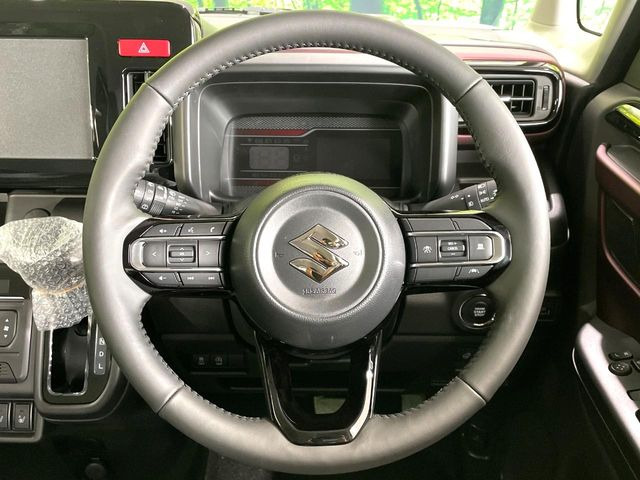 �C���e���A�ɍ��킹���f�U�C���̃X�e�A�����O�́A�^�]�������̂��Ƃ��l���A�^�]���₷���`��A�傫���ł��B�����x�A���ۂɐG���Ă��m���߂��������B