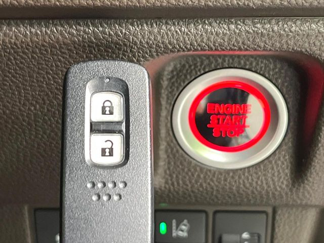 �yHonda�X�}�[�g�L�[�z�J�o����|�P�b�g�ɓ��ꂽ�܂܂ł��h�A�̎{���E�������\�ȃX�}�[�g�L�[�𑕔��B�G���W���̃I���E�I�t�����J�M�����o���K�v����������Ƃ��Ă��֗��ł���