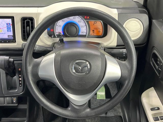 �C���e���A�ɍ��킹���f�U�C���̃X�e�A�����O�́A�^�]�������̂��Ƃ��l���A�^�]���₷���`��A�傫���ł��B�����x�A���ۂɐG���Ă��m���߂��������B