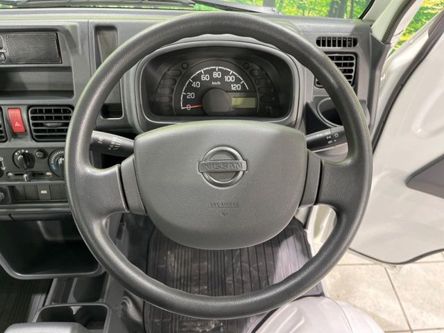 インテリアに合わせたデザインのステアリングは、運転される方のことも考え、運転しやすい形状、大きさです。是非一度、実際に触ってお確かめください。