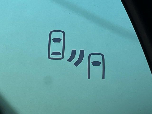 【ブラインドスポットモニター】走行中、ドアミラーの死角になりやすい箇所に後続車が接近するとサイドミラーのレンズに警告を表示!ドライバーに注意喚起をしてくれます。