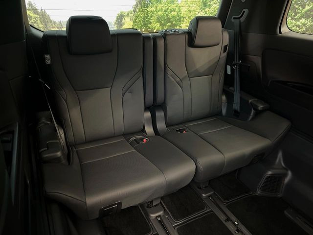 3列目シートはもちろん状態良好☆大人でもゆったりと座って頂けますので、大人数でのお出かけもラクラクです♪ご家族で、気の知れた仲間で、ドライブに行くのが楽しみですね♪