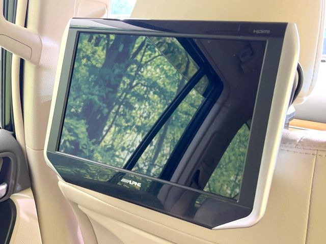 【左右後席モニター】家族や友人とお出かけする機会が多い方に大人気の後席モニターを装備!見やすい位置に画面がありテレビやDVDの視聴も快適!友達もお子様も、後席にしか乗らなくなるかも??