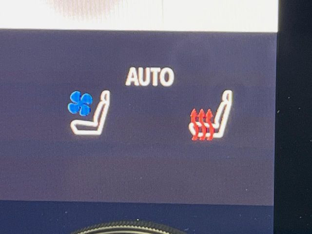 【シートベンチレーション】夏場は涼しい風でお尻や背中の熱やムレを防ぎ、冬はエアコンよりも早く温まってポカポカに!季節を問わず快適に過ごせます。