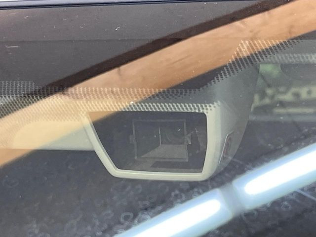 【アイサイトVer2】前方の車両等を検知し、衝突しそうな時は警報で注意を促し、ブレーキを踏む力をサポート。ブレーキを踏めなかった場合は衝突被害軽減ブレーキが作動、衝突回避をサポートします。