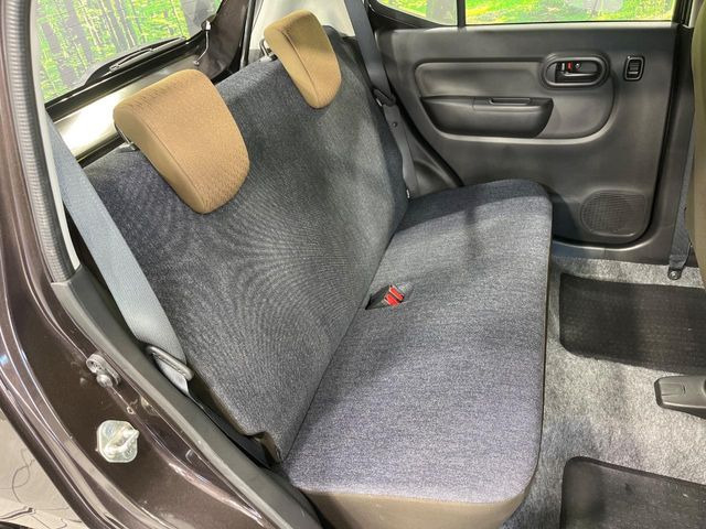 後部座席も気になるようなキズ・汚れやへたり等、大きなダメージはなく、良好な状態です。