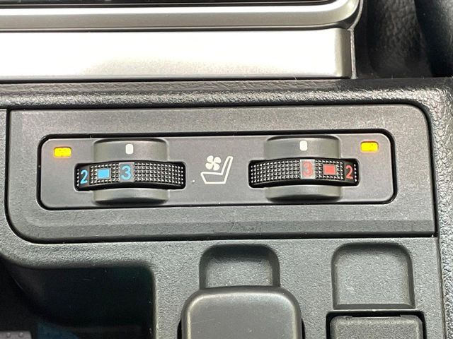 【シートベンチレーション】夏場は涼しい風でお尻や背中の熱やムレを防ぎ、冬はエアコンよりも早く温まってポカポカに!レザーシートにうれしい装備で、季節を問わず快適に過ごせます。