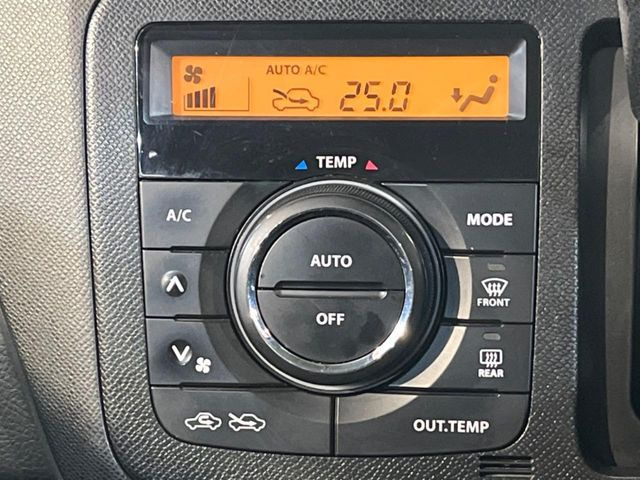 【オートエアコン】一度お好みの温度に設定すれば、車内の温度を検知し風量や温度を自動で調整。暑い…寒い…と何度もスイッチ操作をする必要はありません。快適な車内空間には必須の機能ですね♪