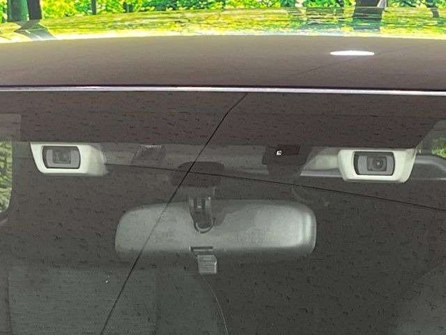 【アイサイトVer3】前方の車両等を検知し、衝突しそうな時は警報で注意を促し、ブレーキを踏む力をサポート。ブレーキを踏めなかった場合は衝突被害軽減ブレーキが作動、衝突回避をサポートします。