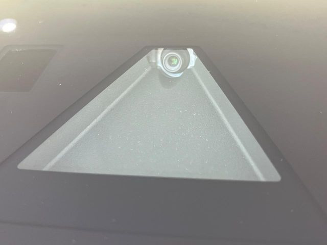 �y�X�}�[�g�u���[�L�T�|�[�g�z���s���ɑO���̎ԗ�����F�����A�Փ˂������Ȏ��͌x��ƃu���[�L�ŏՓˉ���Ɣ�Q�y�����A�V�X�g�B�����S�Ƀh���C�u�����y���݂��������܂��B