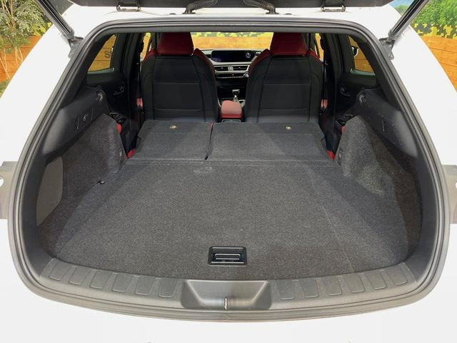 ���i�̂���������ʋ΁A���}���ɏ\���ȉ׎��X�y�[�X���m�ۂ��Ă���܂��B�Z�J���h�V�[�g��|���ƁA�傫�ȉו��̐ύڂ��\�ł���