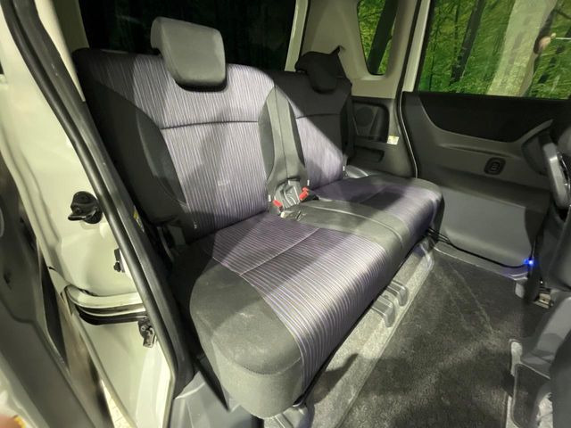 後部座席も気になるようなキズ・汚れやへたり等、大きなダメージはなく、良好な状態です。