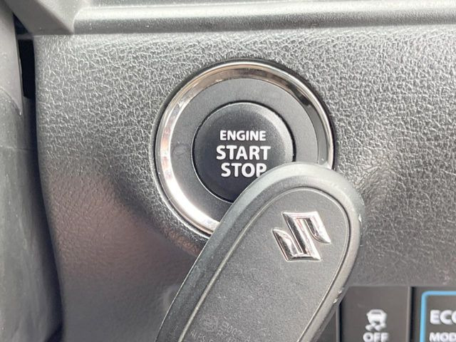 【キーレススタートシステム】カバンやポケットに入れたままでもドアの施錠・解錠が可能なスマートキーを装備。エンジンのオン・オフ時もカギを取り出す必要が無いからとっても便利です♪