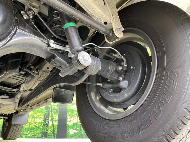 お車を安心してお乗りいただく為には、足回りの定期点検が欠かせません。サービスサポート(有償保証)では無料点検もご提供しており、安心のカーライフをお過ごしいただけるサポート体制が整っています。