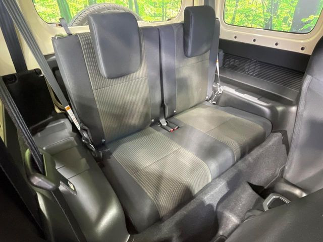 後部座席も気になるようなキズ・汚れやへたり等、大きなダメージはなく、良好な状態です。